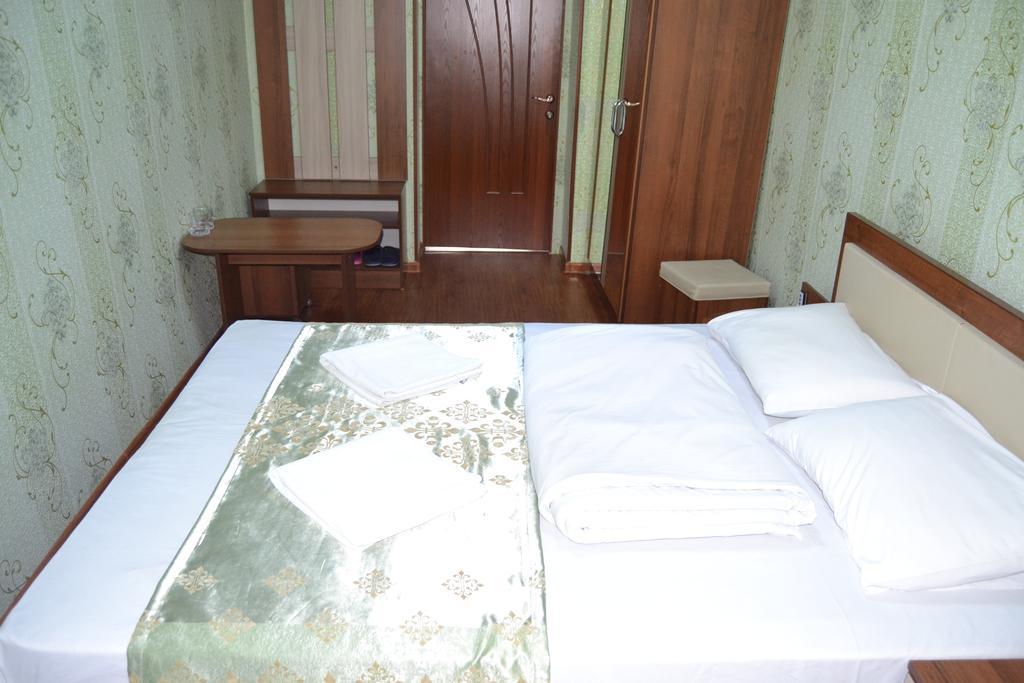 Friends Guest House & Hostel Бишкек Экстерьер фото