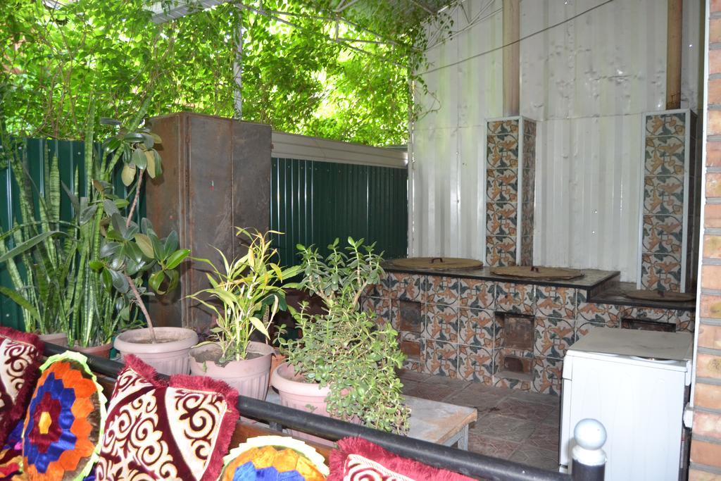 Friends Guest House & Hostel Бишкек Экстерьер фото