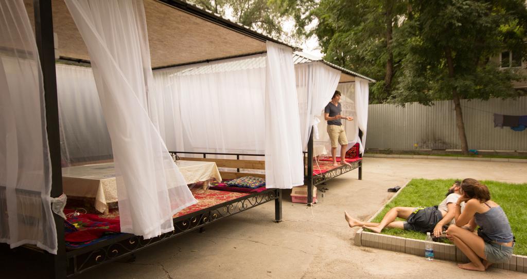 Friends Guest House & Hostel Бишкек Экстерьер фото